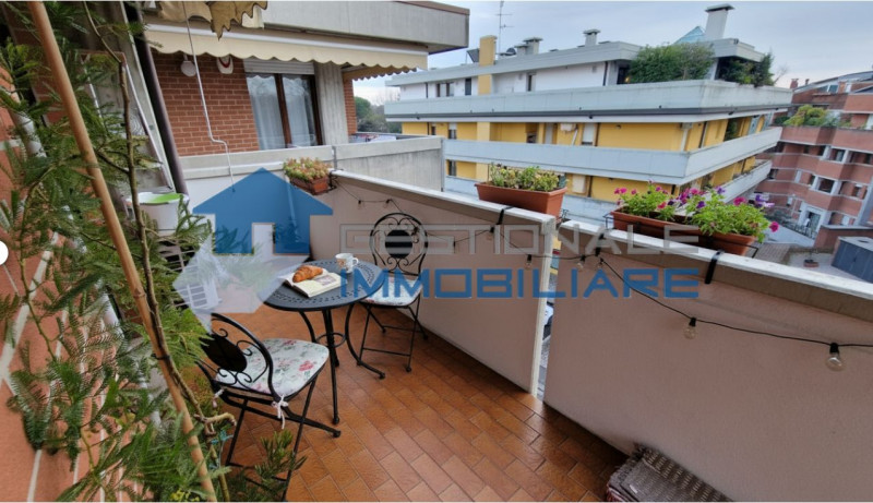 Cadoneghe Castagnara proponiamo in esclusiva, spazioso appartamento di ~100mq netti interni con 3...