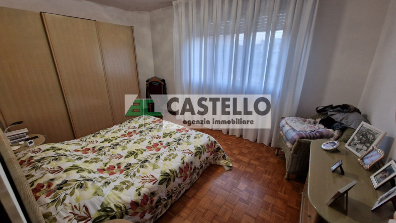 Cadoneghe Castagnara proponiamo in esclusiva, spazioso appartamento di ~100mq netti interni con 3...