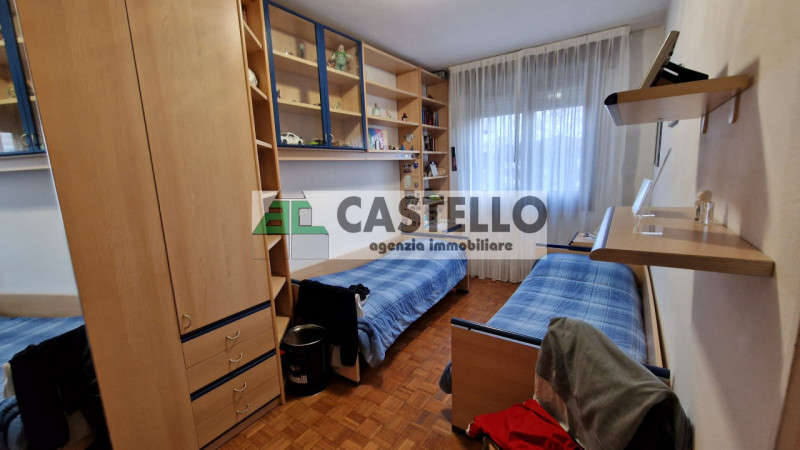 Cadoneghe Castagnara proponiamo in esclusiva, spazioso appartamento di ~100mq netti interni con 3...