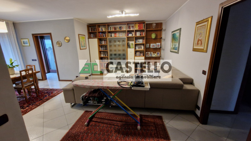 Cadoneghe Castagnara proponiamo in esclusiva, spazioso appartamento di ~100mq netti interni con 3...