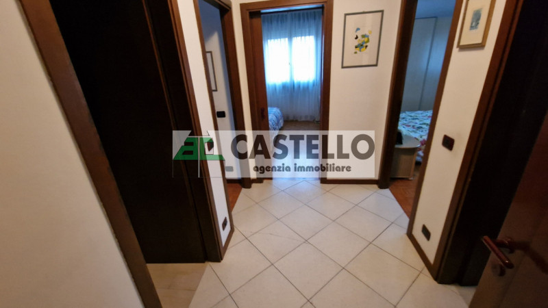 Cadoneghe Castagnara proponiamo in esclusiva, spazioso appartamento di ~100mq netti interni con 3...