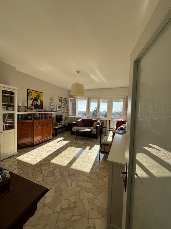 Nel centro di Vittorio Veneto, proponiamo in vendita un ampio e luminoso appartamento trilocale d...