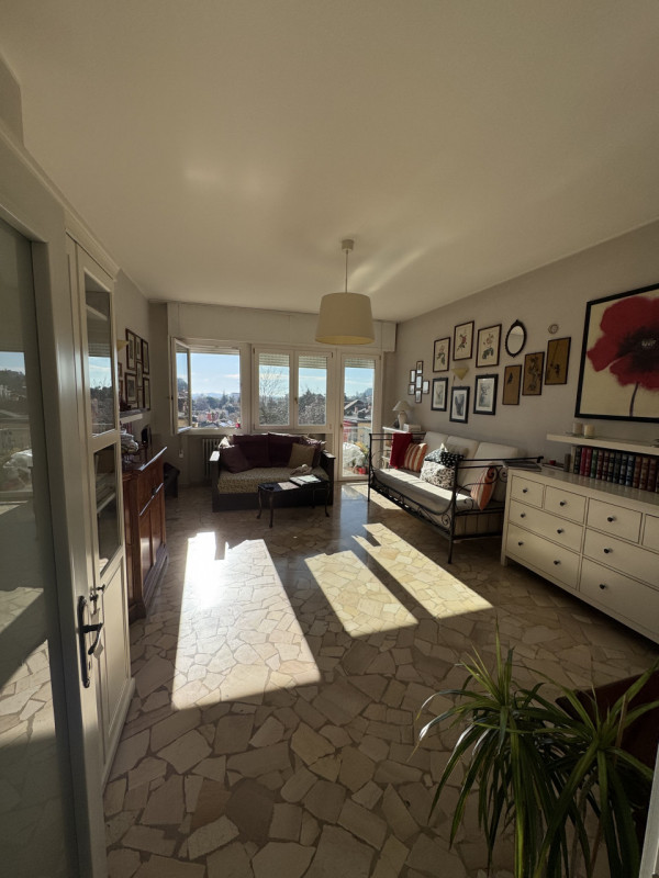 Nel centro di Vittorio Veneto, proponiamo in vendita un ampio e luminoso appartamento trilocale d...