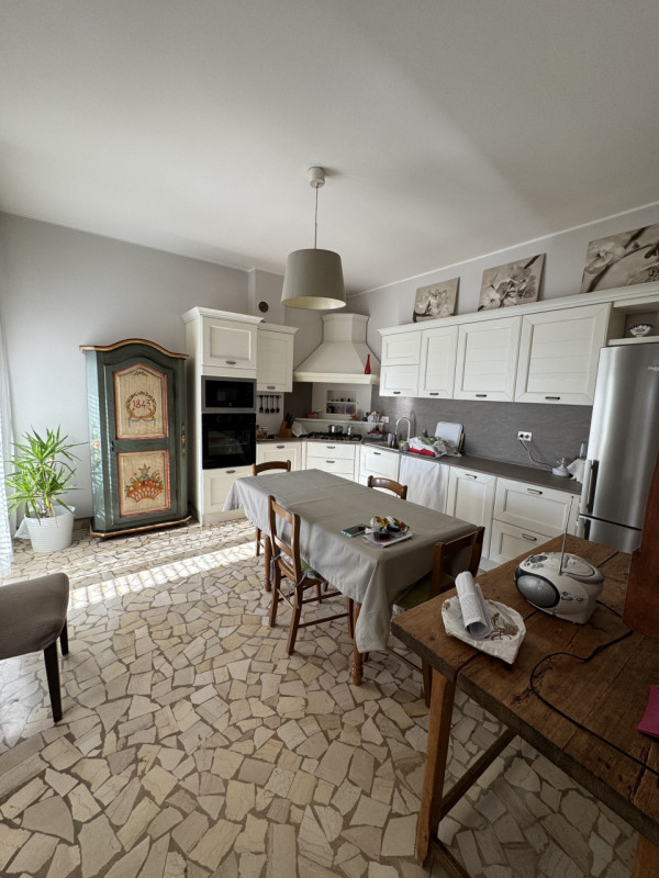 Nel centro di Vittorio Veneto, proponiamo in vendita un ampio e luminoso appartamento trilocale d...