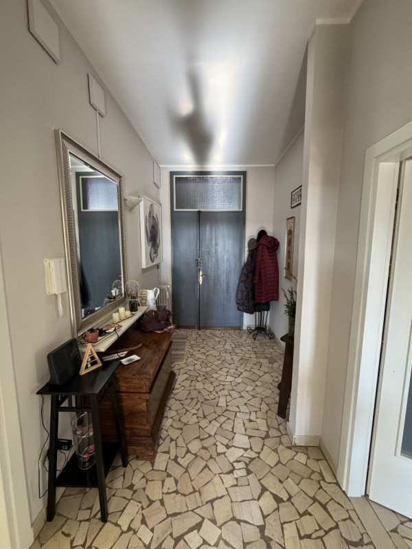 Nel centro di Vittorio Veneto, proponiamo in vendita un ampio e luminoso appartamento trilocale d...