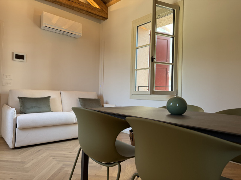 Proponiamo in vendita una meravigliosa mansarda di circa 70 mq situata all’interno di una prestig...