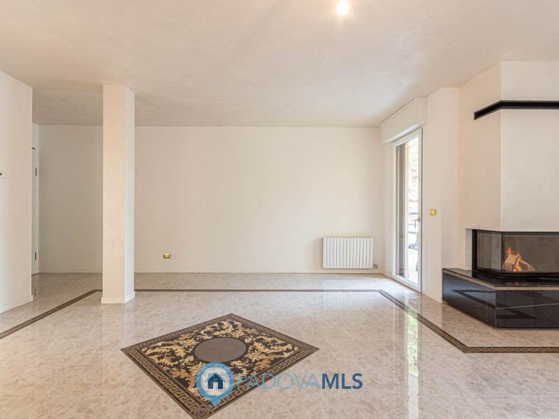 Immobile in esclusiva al Gruppo Padova MLS
Scopri il rifugio perfetto in una delle zone più centr...