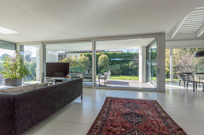 Scopri questa magnifica villa moderna situata nel cuore di Noventa Padovana, un comune rinomato p...