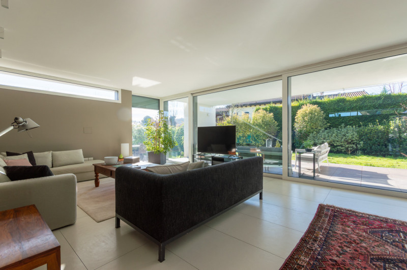 Scopri questa magnifica villa moderna situata nel cuore di Noventa Padovana, un comune rinomato p...