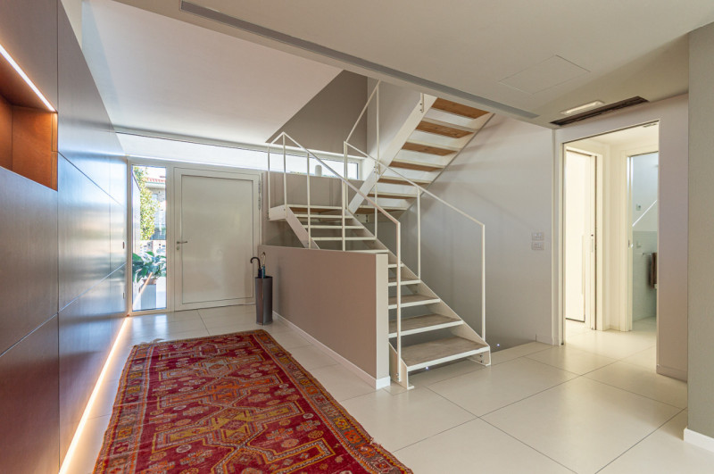 Scopri questa magnifica villa moderna situata nel cuore di Noventa Padovana, un comune rinomato p...