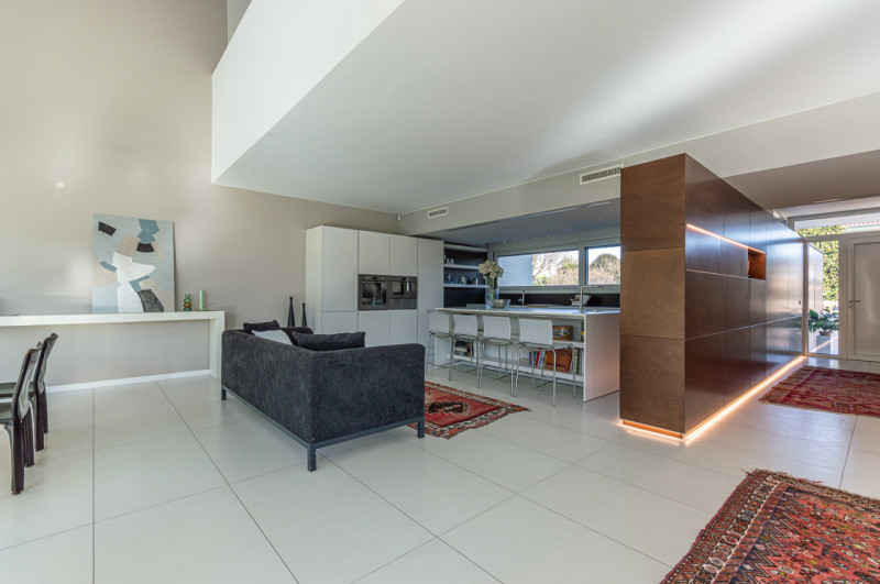 Scopri questa magnifica villa moderna situata nel cuore di Noventa Padovana, un comune rinomato p...