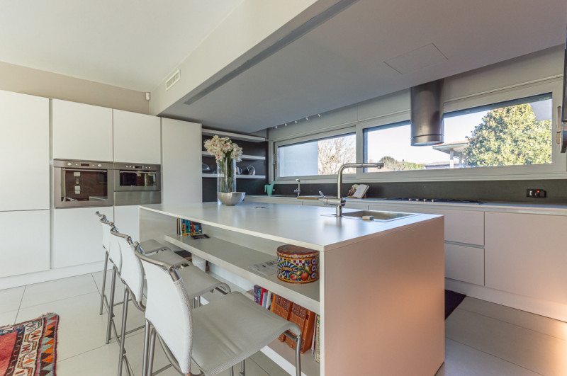 Scopri questa magnifica villa moderna situata nel cuore di Noventa Padovana, un comune rinomato p...