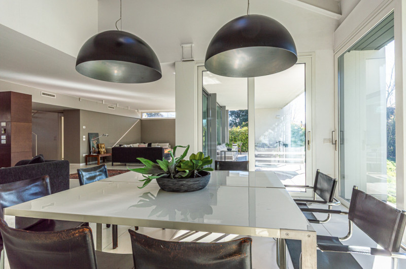 Scopri questa magnifica villa moderna situata nel cuore di Noventa Padovana, un comune rinomato p...