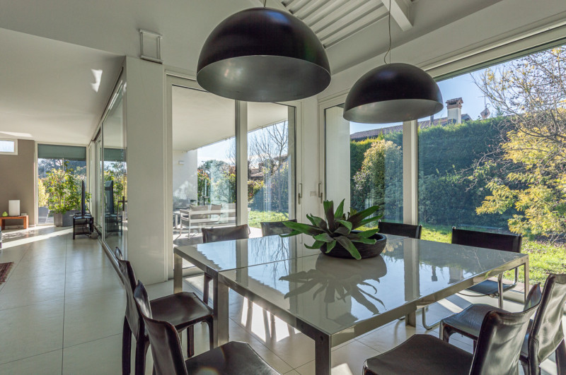 Scopri questa magnifica villa moderna situata nel cuore di Noventa Padovana, un comune rinomato p...