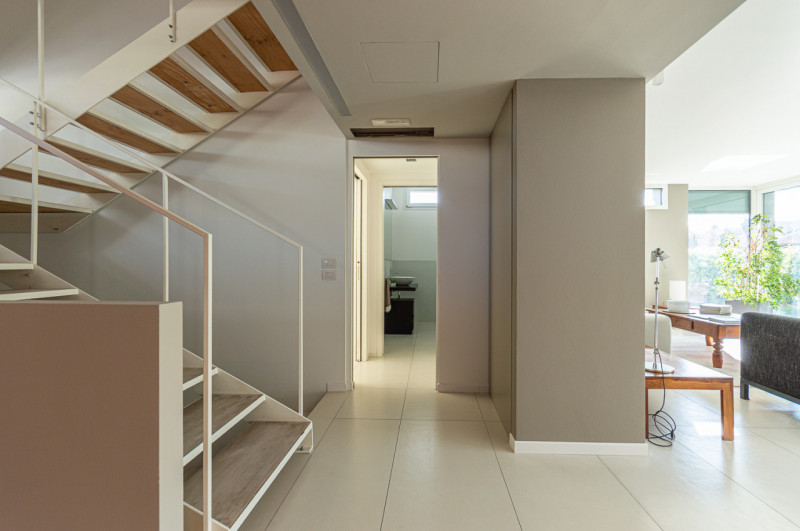 Scopri questa magnifica villa moderna situata nel cuore di Noventa Padovana, un comune rinomato p...