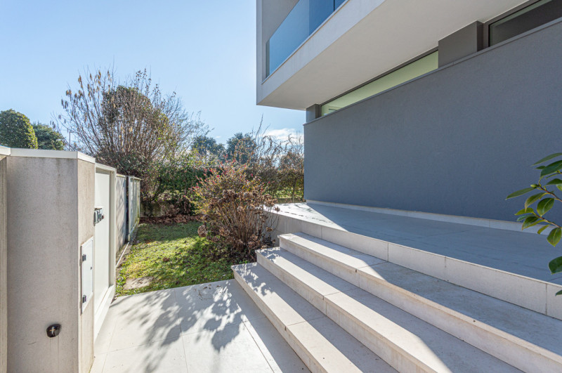 Scopri questa magnifica villa moderna situata nel cuore di Noventa Padovana, un comune rinomato p...