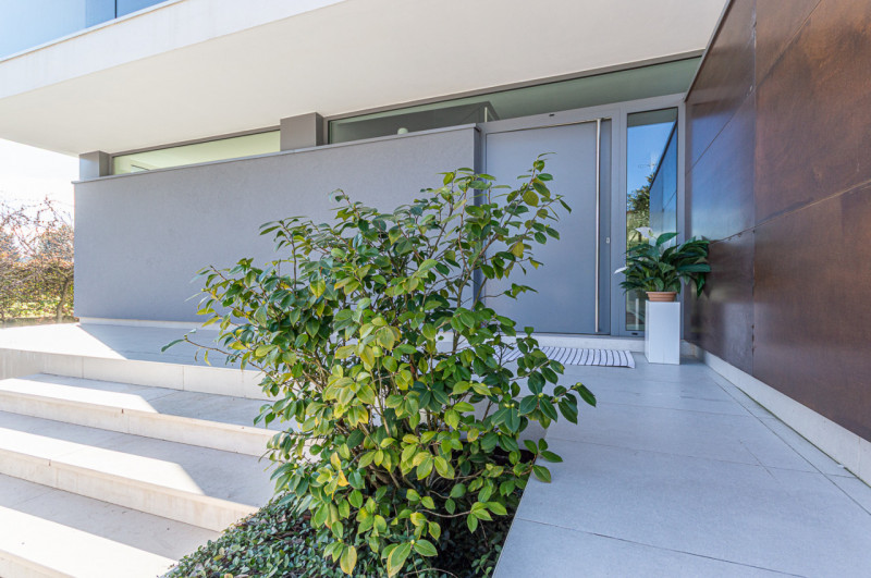 Scopri questa magnifica villa moderna situata nel cuore di Noventa Padovana, un comune rinomato p...