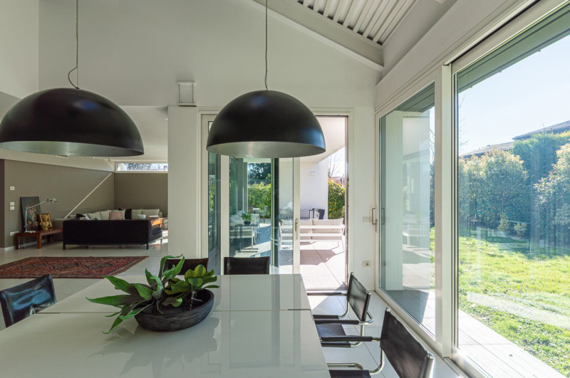 Scopri questa magnifica villa moderna situata nel cuore di Noventa Padovana, un comune rinomato p...