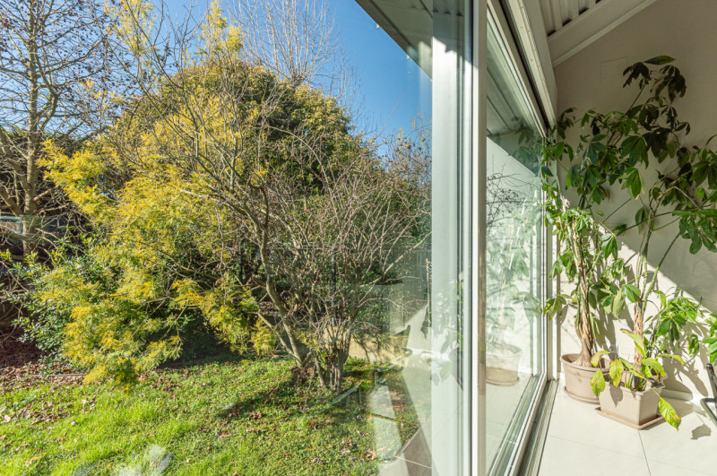 Scopri questa magnifica villa moderna situata nel cuore di Noventa Padovana, un comune rinomato p...