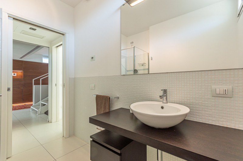 Scopri questa magnifica villa moderna situata nel cuore di Noventa Padovana, un comune rinomato p...