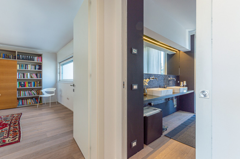 Scopri questa magnifica villa moderna situata nel cuore di Noventa Padovana, un comune rinomato p...