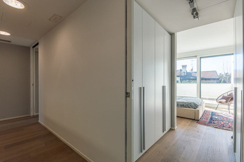 Scopri questa magnifica villa moderna situata nel cuore di Noventa Padovana, un comune rinomato p...