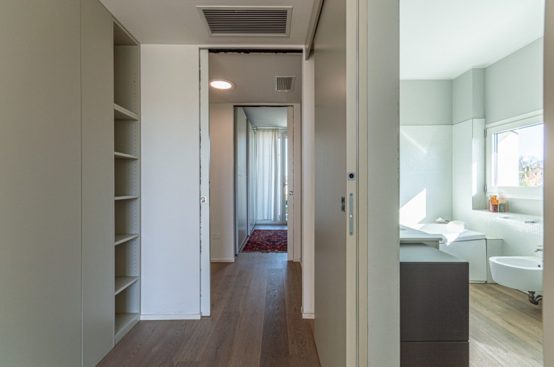 Scopri questa magnifica villa moderna situata nel cuore di Noventa Padovana, un comune rinomato p...