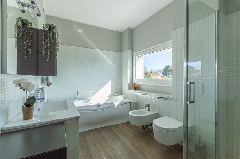 Scopri questa magnifica villa moderna situata nel cuore di Noventa Padovana, un comune rinomato p...