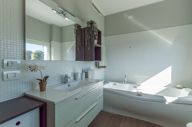 Scopri questa magnifica villa moderna situata nel cuore di Noventa Padovana, un comune rinomato p...