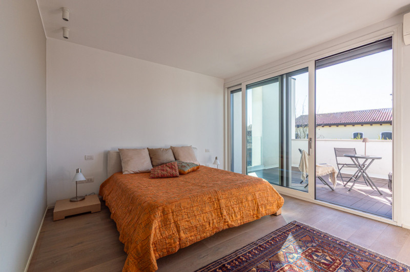 Scopri questa magnifica villa moderna situata nel cuore di Noventa Padovana, un comune rinomato p...