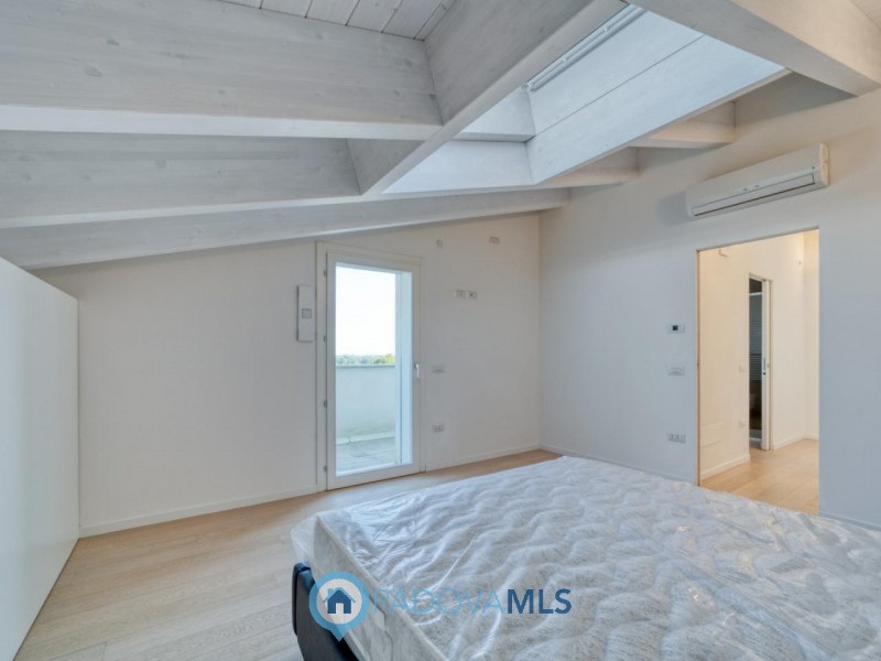 Attico - Via A. Diaz, 252 - 28100 Veneto

Immobile in esclusiva al Gruppo Padova MLS

VIGONZA Zon...