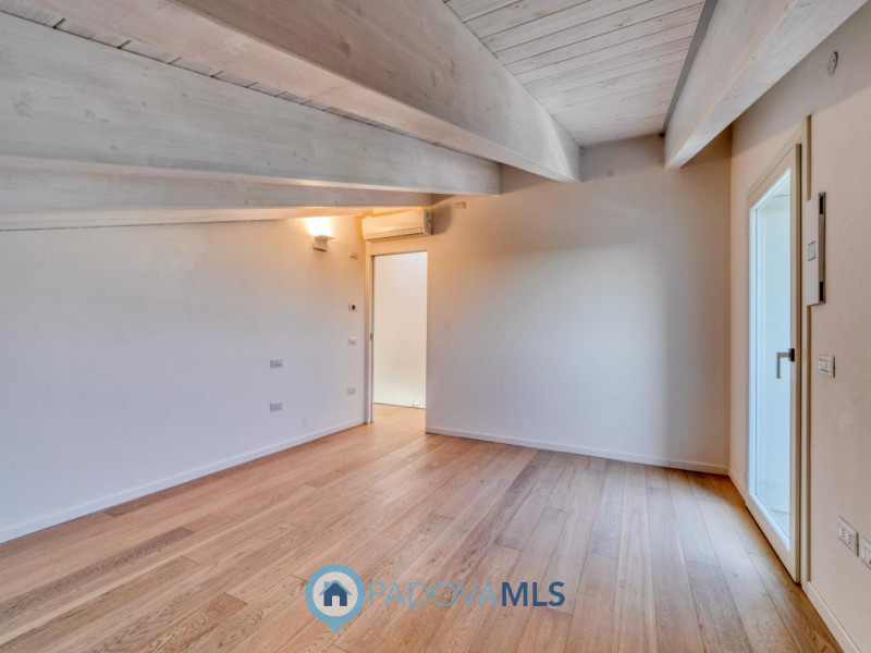 Attico - Via A. Diaz, 252 - 28100 Veneto

Immobile in esclusiva al Gruppo Padova MLS

VIGONZA Zon...