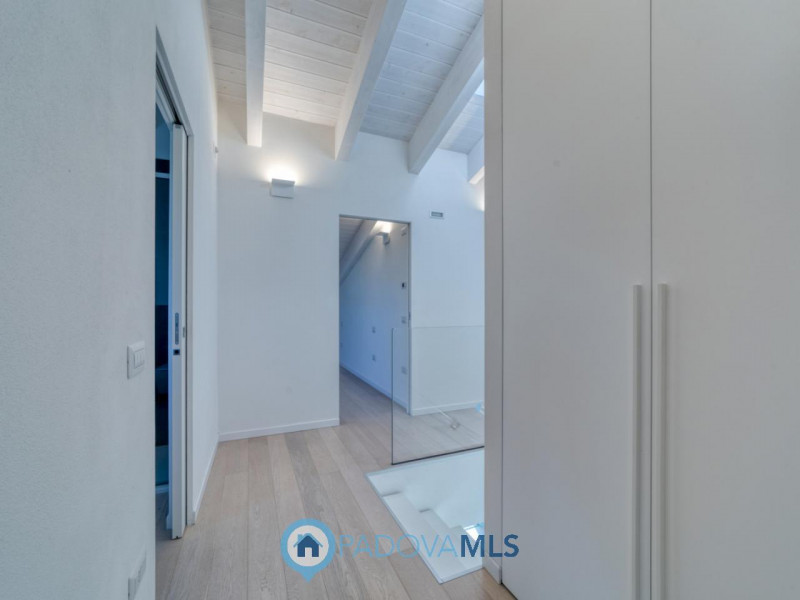 Attico - Via A. Diaz, 252 - 28100 Veneto

Immobile in esclusiva al Gruppo Padova MLS

VIGONZA Zon...