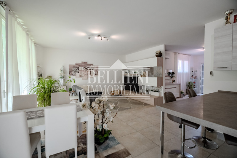 LONGARE - All'interno di un tranquillo contesto residenziale di recentissima costruzione, proponi...