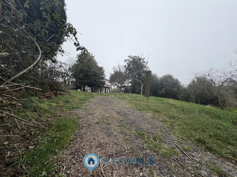 Bifamiliare da ristrutturare in Vendita a Galzignano Terme

Immobile in esclusiva al Gruppo Padov...