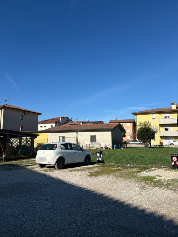 In Strada Padana verso Padova, in posizione strategica e comoda sia al Centro Commerciale Emisfer...