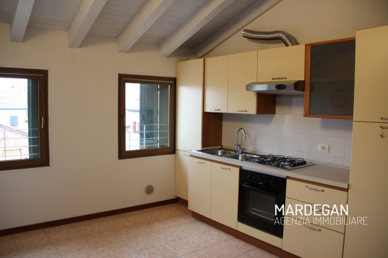 ADATTO A UNA PERSONA.
Proponiamo in affitto, in piacevole contesto e comoda zona vicina al centro...