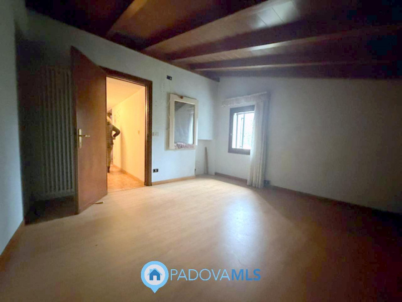 Immobile in esclusiva al Gruppo Padova MLS

Scopri questa porzione di bifamiliare, da ristruttura...