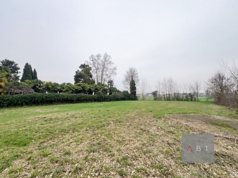 Situato nella frazione di Rio, terreno di circa 1551 mq attualmente agricolo con possibilità di t...