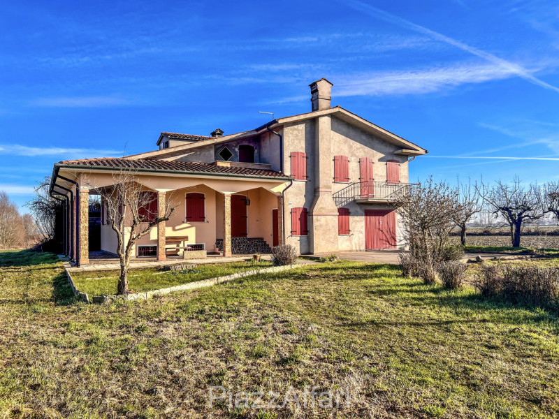 In zona rurale, non isolata, proponiamo in vendita interessante casa di campagna con circa 8.000 ...