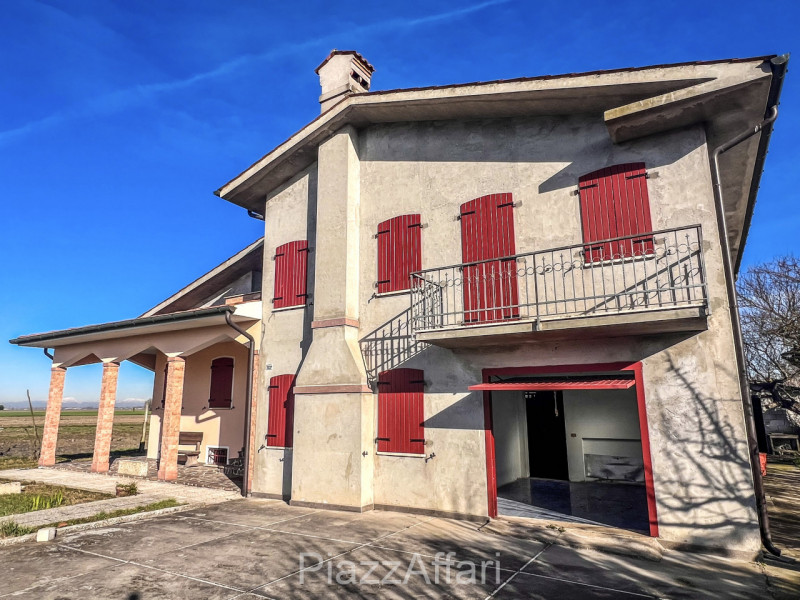 In zona rurale, non isolata, proponiamo in vendita interessante casa di campagna con circa 8.000 ...
