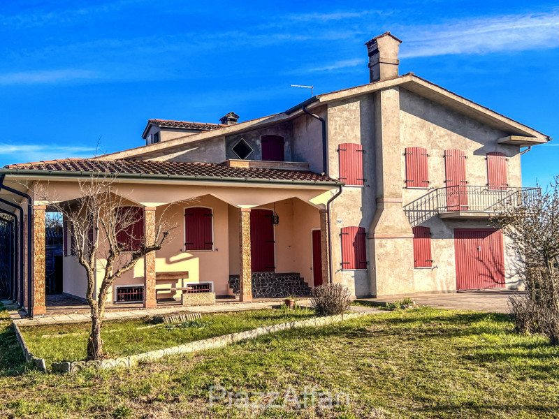 In zona rurale, non isolata, proponiamo in vendita interessante casa di campagna con circa 8.000 ...
