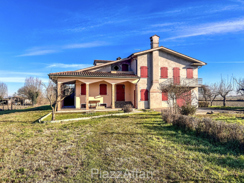 In zona rurale, non isolata, proponiamo in vendita interessante casa di campagna con circa 8.000 ...