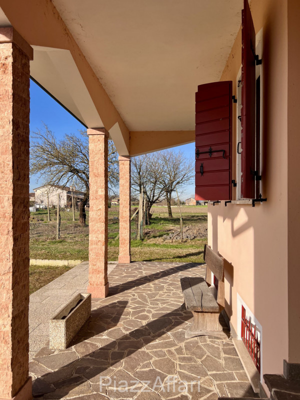 In zona rurale, non isolata, proponiamo in vendita interessante casa di campagna con circa 8.000 ...