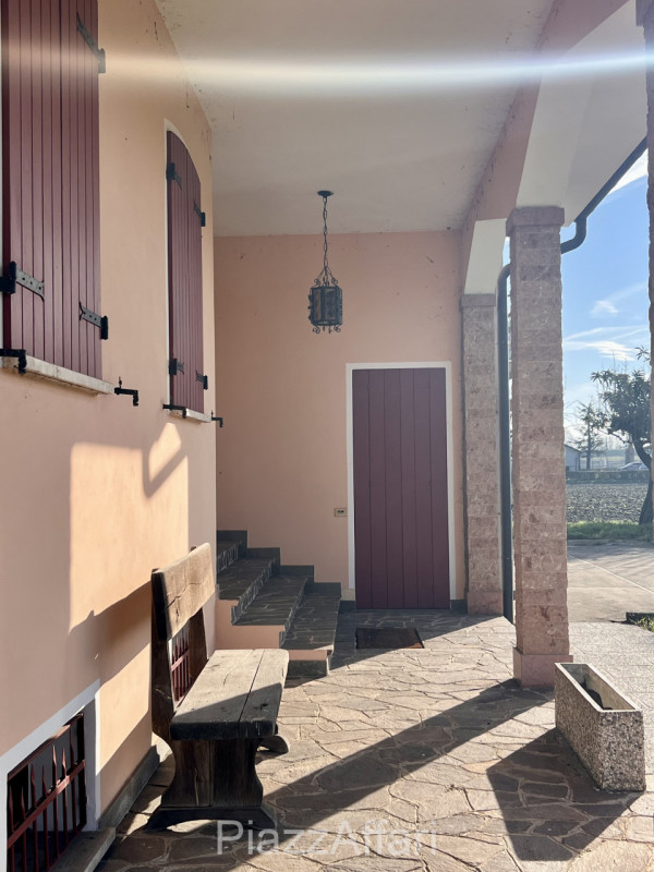 In zona rurale, non isolata, proponiamo in vendita interessante casa di campagna con circa 8.000 ...