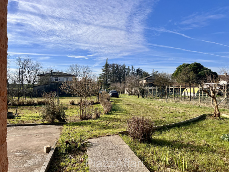 In zona rurale, non isolata, proponiamo in vendita interessante casa di campagna con circa 8.000 ...