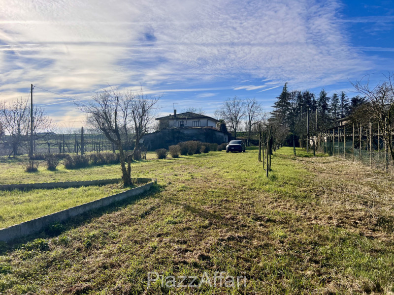 In zona rurale, non isolata, proponiamo in vendita interessante casa di campagna con circa 8.000 ...