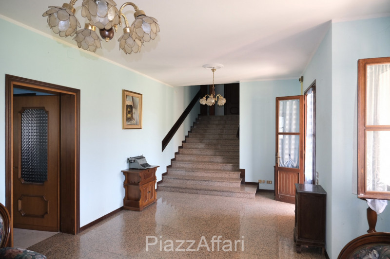 In zona rurale, non isolata, proponiamo in vendita interessante casa di campagna con circa 8.000 ...