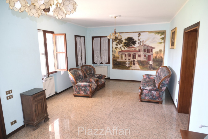 In zona rurale, non isolata, proponiamo in vendita interessante casa di campagna con circa 8.000 ...