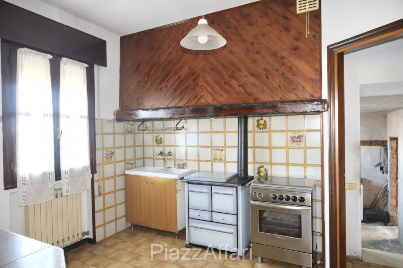 In zona rurale, non isolata, proponiamo in vendita interessante casa di campagna con circa 8.000 ...